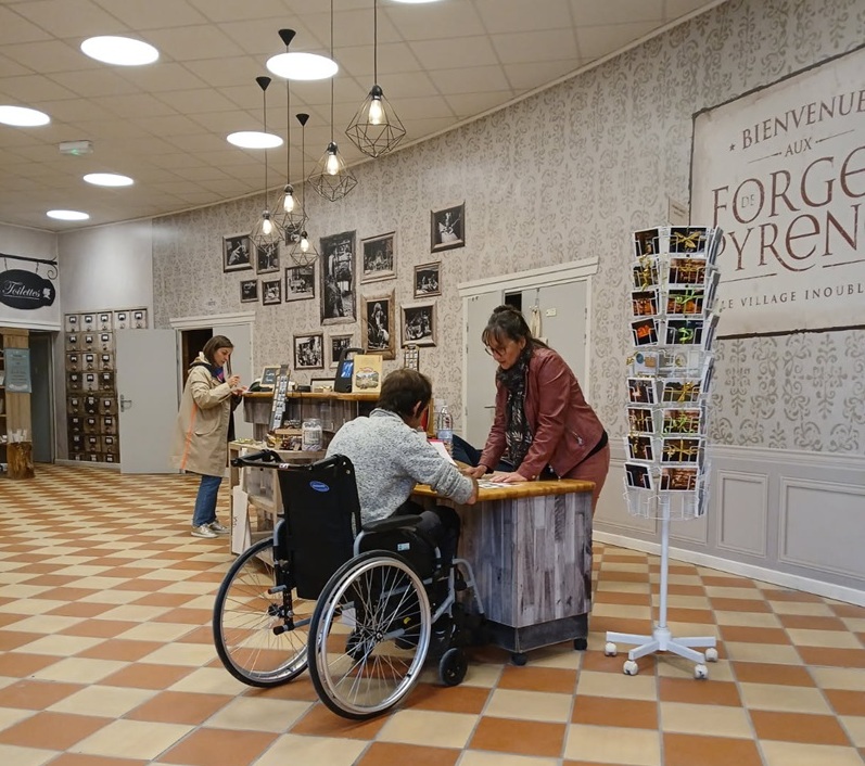 Comptoir d’accueil avec partie abaissée pour les visiteurs en fauteuil roulant.