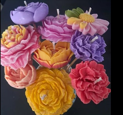 Bougie artisanale gourmande en cire végétale, aspect crémeux et parfum diffusant une ambiance chaleureuse