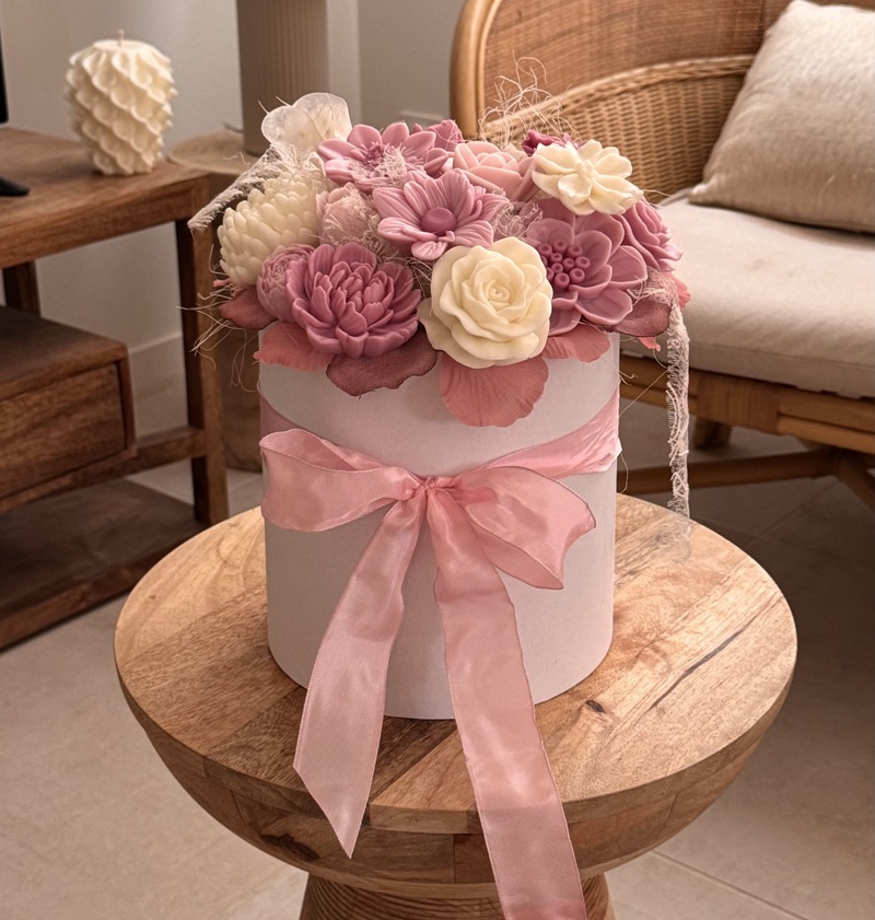 Bougie artisanale gourmande en cire végétale, aspect crémeux et parfum diffusant une ambiance chaleureuse