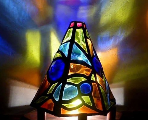 Création artisanale en verre coloré et papier par Florence Ferrié, vitrailliste en Ariège, composition lumineuse mêlant transparence et couleurs