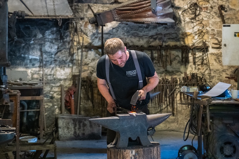 Le Forgeron façonne un outil