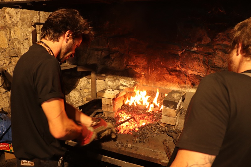 Le Forgeron du Village chauffe le métal,