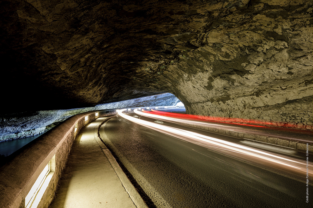 La route qui passe à l'intérieur de la Grotte du Maz d'Azil
