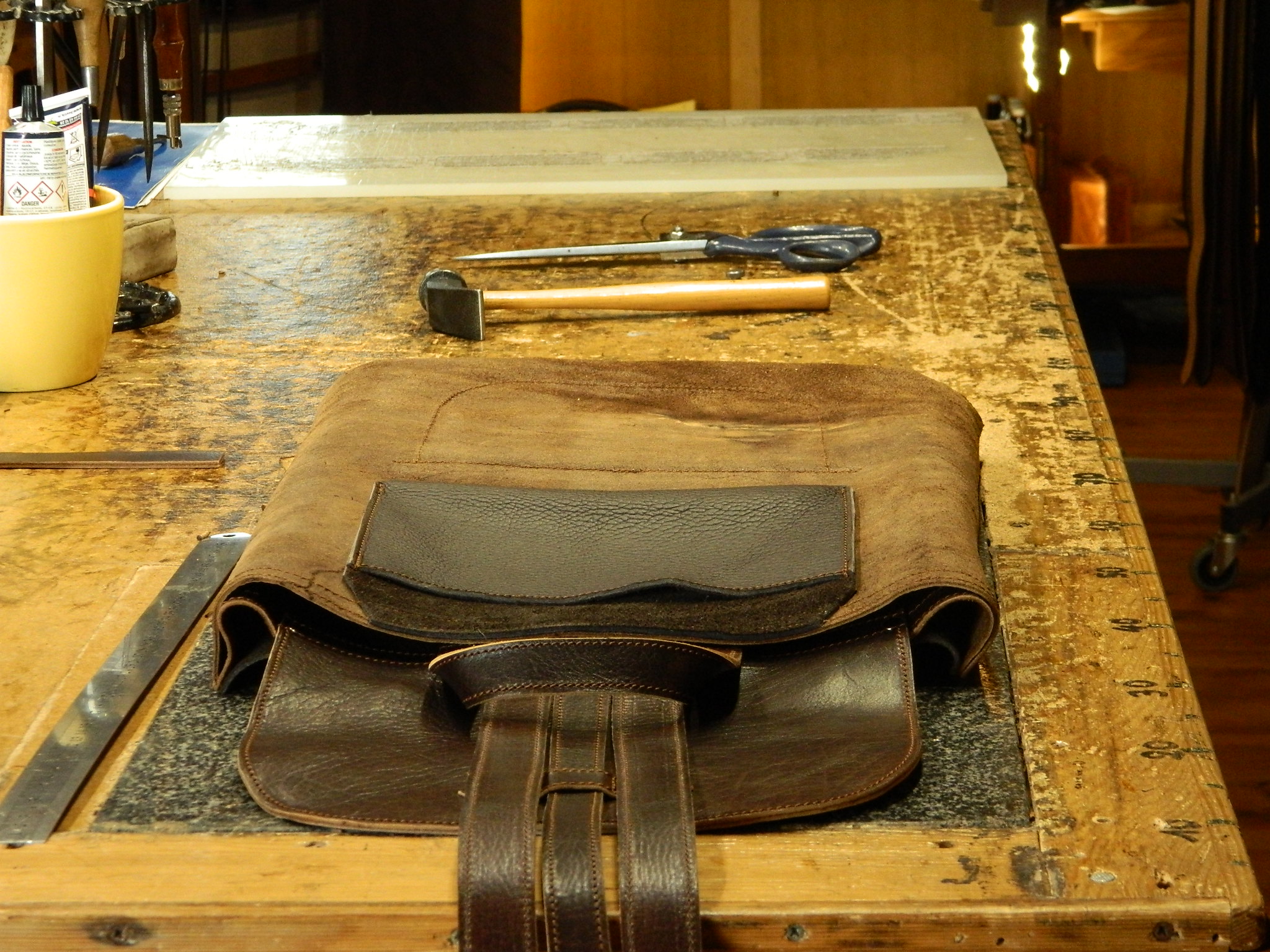 Équipement équestre en cuir fabriqué sur mesure par la Sellerie Jérôme Brosseron : selle et accessoires aux finitions robustes et détaillées