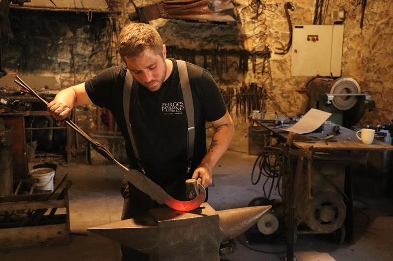 Le Forgeron mascotte atelier animé site Forges de Pyrène