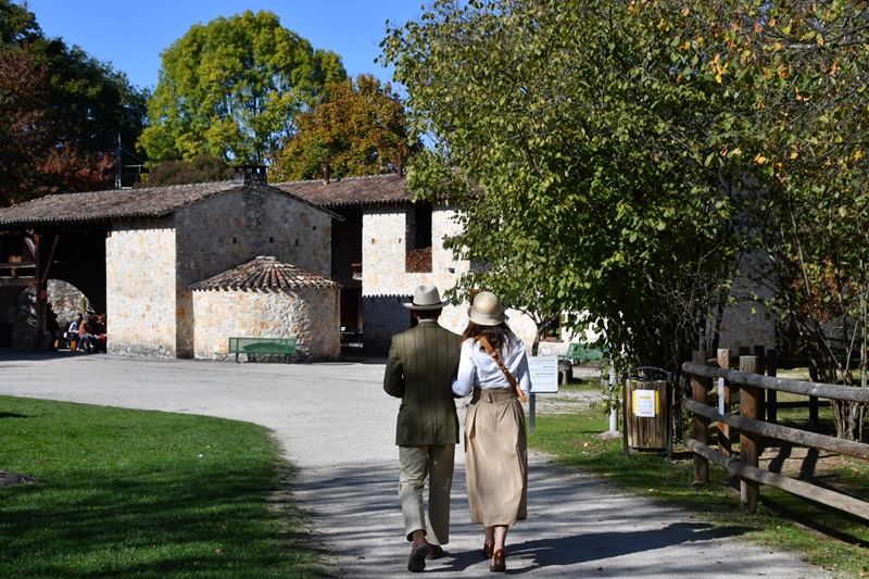Un couple part à la découverte du Village dse Forges de Pyrène