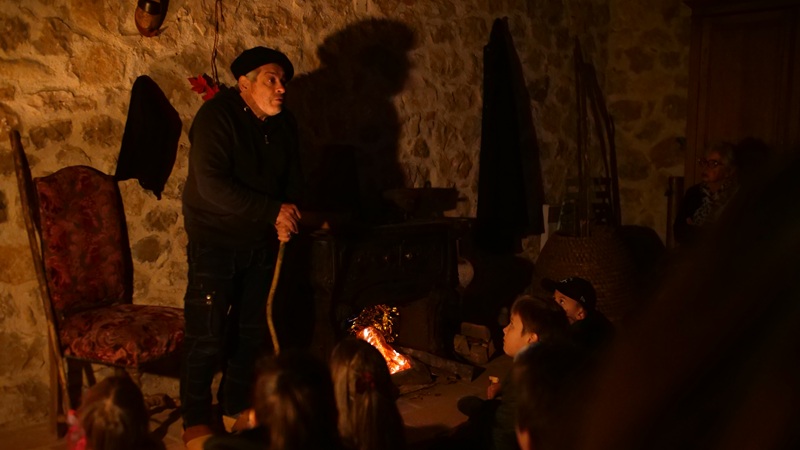 Le Colporteur raconte des histoires et des contes.