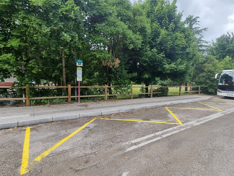 Quai de bus aménagé de plain-pied permettant l’accès aux personnes en fauteuil roulant.