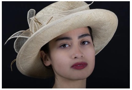 Chapeau artisanal réalisé par Hélène Petiot, forme élégante en fibres naturelles, travail précis et allure intemporelle