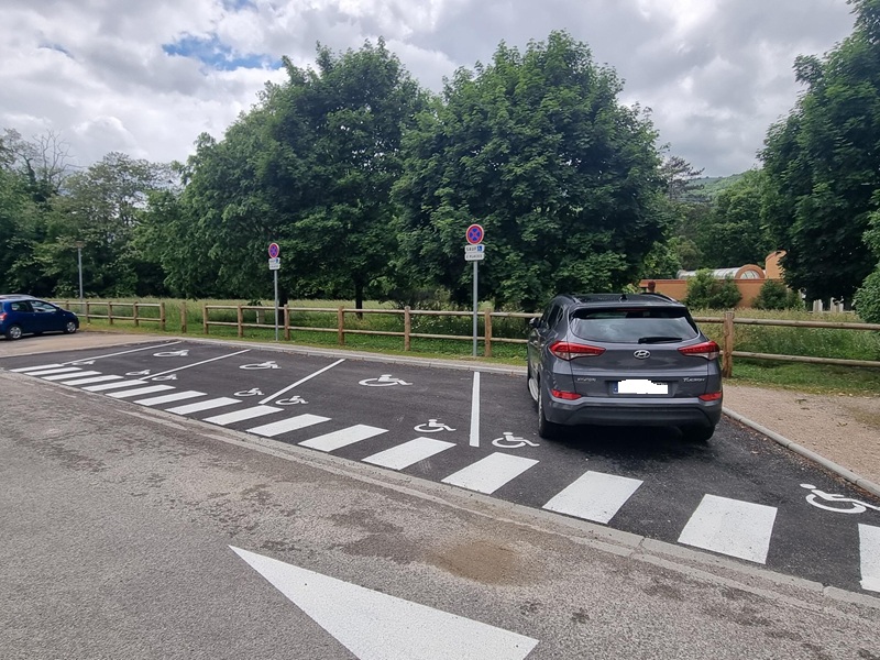 Places de stationnement PMR situées à quelques mètres de l’entrée du site des Forges de Pyrène