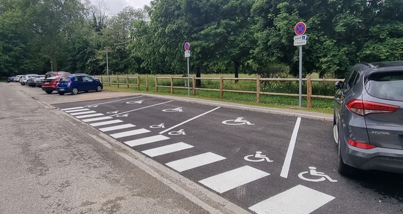 Places de stationnement réservées aux personnes à mobilité réduite situées près de l’entrée du site.