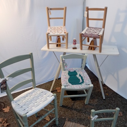 Tabouret en bois restauré avec assise tressée à la main par Poline Torine, cordages colorés et motif géométrique visible