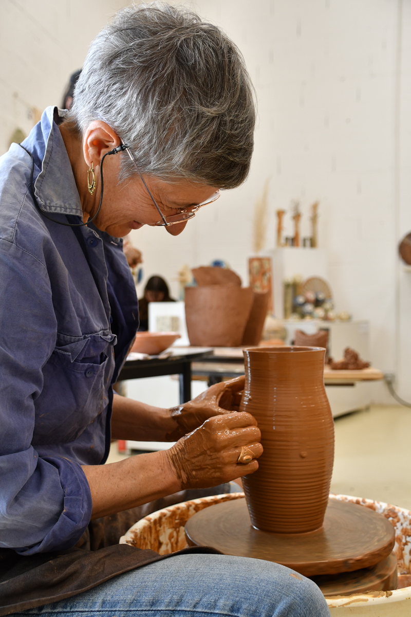 Photo d'une potière qui réalise un vase