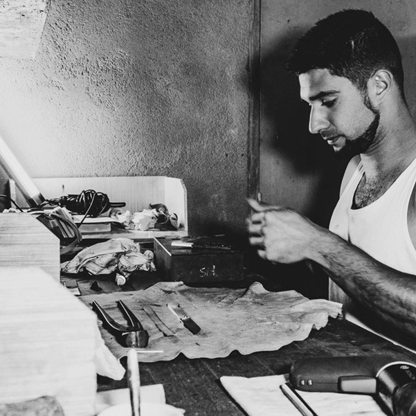 Portrait de l’artisan coutelier présentant des couteaux faits main, représentatif des métiers d’art locaux