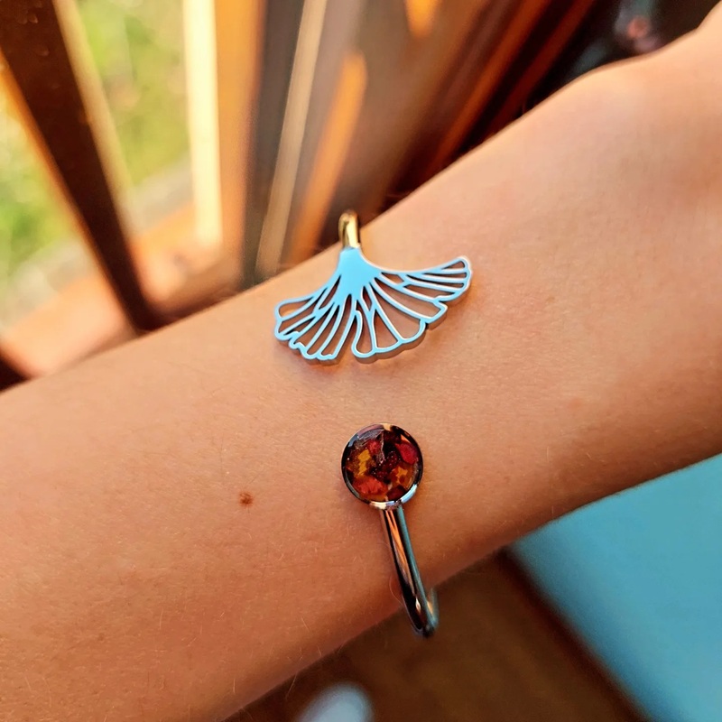 Arrangement artistique de fleurs séchées, valorisant la créativité locale dans une ambiance visuelle apaisante