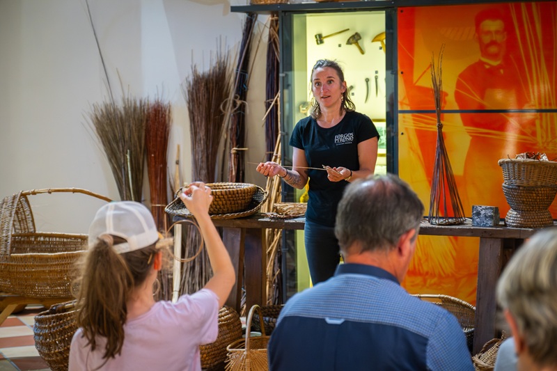 L'atelier de vannerie au Forges de Pyrène
