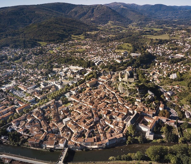 Vue  aérienne sur la Ville de Foix en Ariège Pyrénées