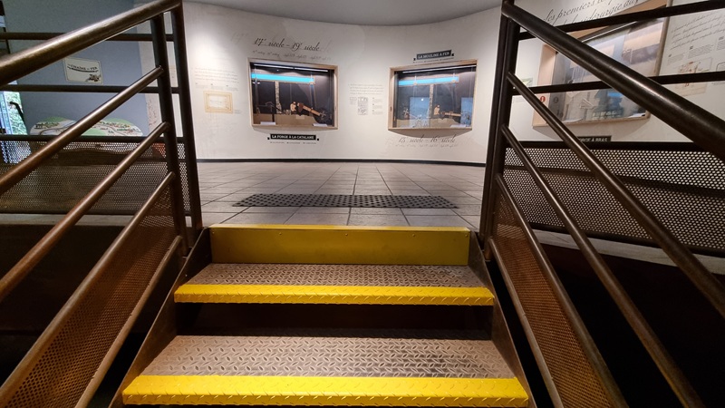 Rampe d’accès avec garde-corps facilitant la circulation des personnes en fauteuil roulant.