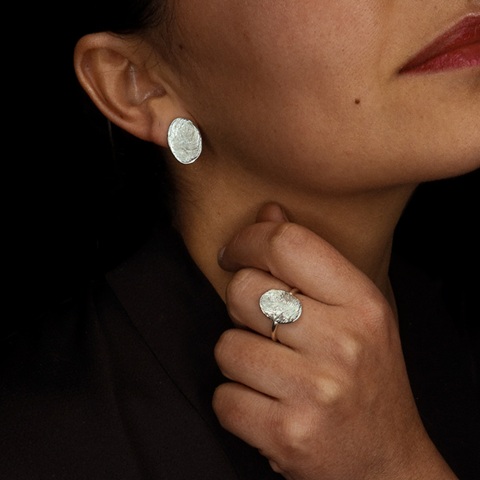 Composition de bijoux artisanaux faits main, idéale pour des souvenirs de visite culturelle