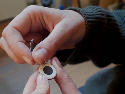 Créations de bijoux en bois naturel, mettant en valeur une démarche artisanale durable