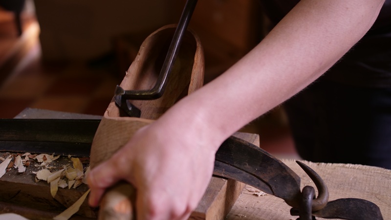 Le Sabotier réalise le sabot