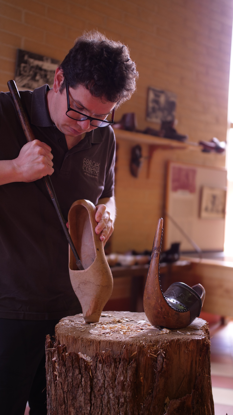 Le Sabotier creuse l'intérieur du sabot