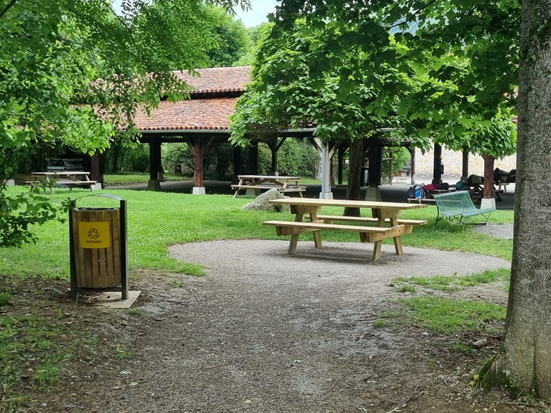 Cheminements stabilisés avec tables Pique Nique PMR sur le site des Forges de Pyrène